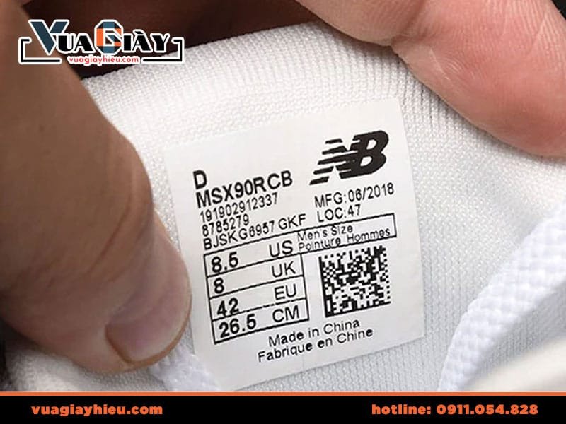 Người dùng sử dụng điện thoại quét mã QR trên giày New Balance để xác minh sản phẩm