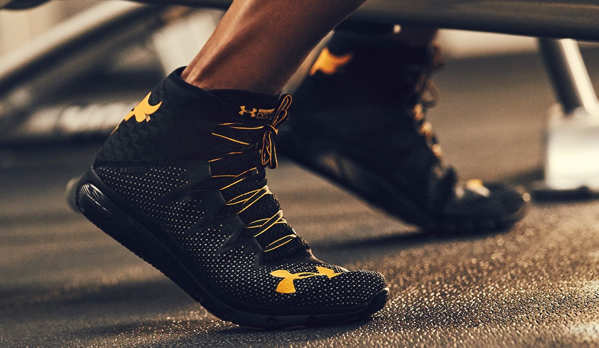 Người dùng trải nghiệm đôi giày Under Armour trực tiếp tại cửa hàng