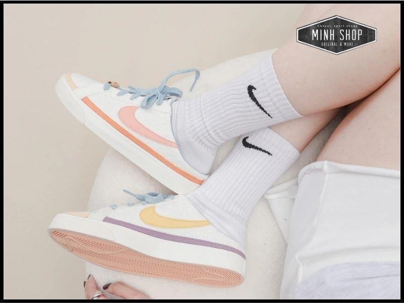 Người dùng xỏ giày sục Nike nhanh chóng, tiện lợi cho cuộc sống bận rộn