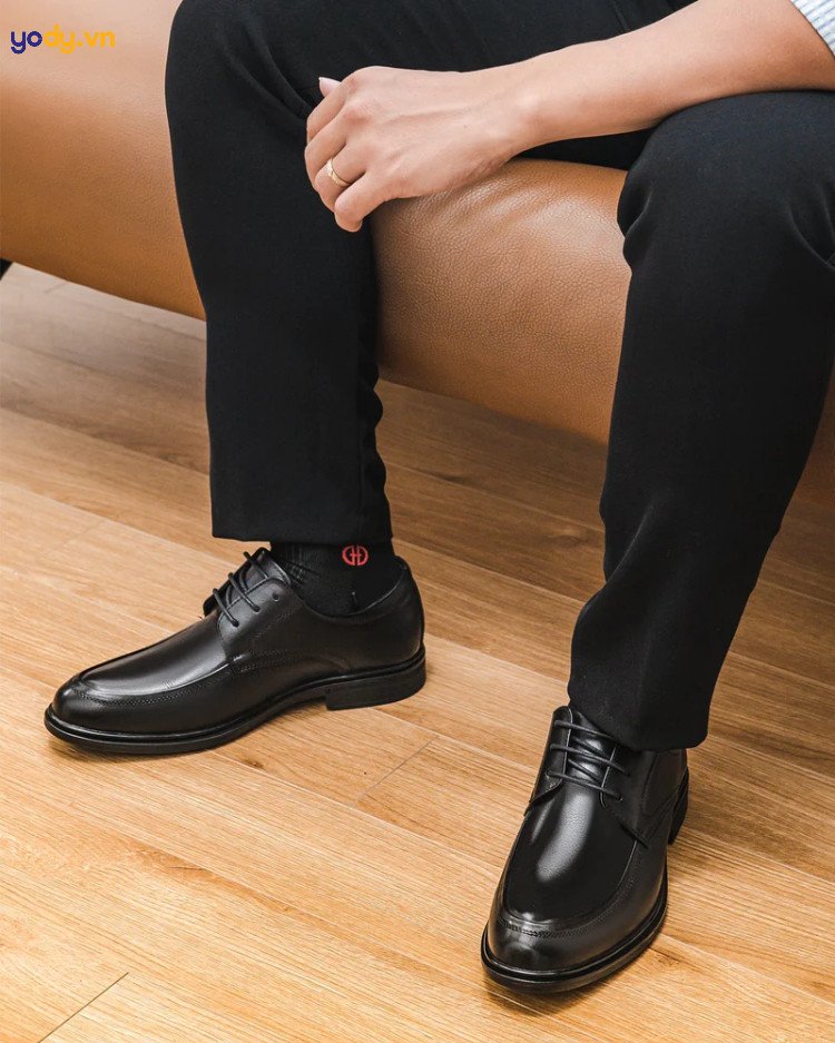 Người gầy nên đi giày sneaker hoặc sandal quai ngang