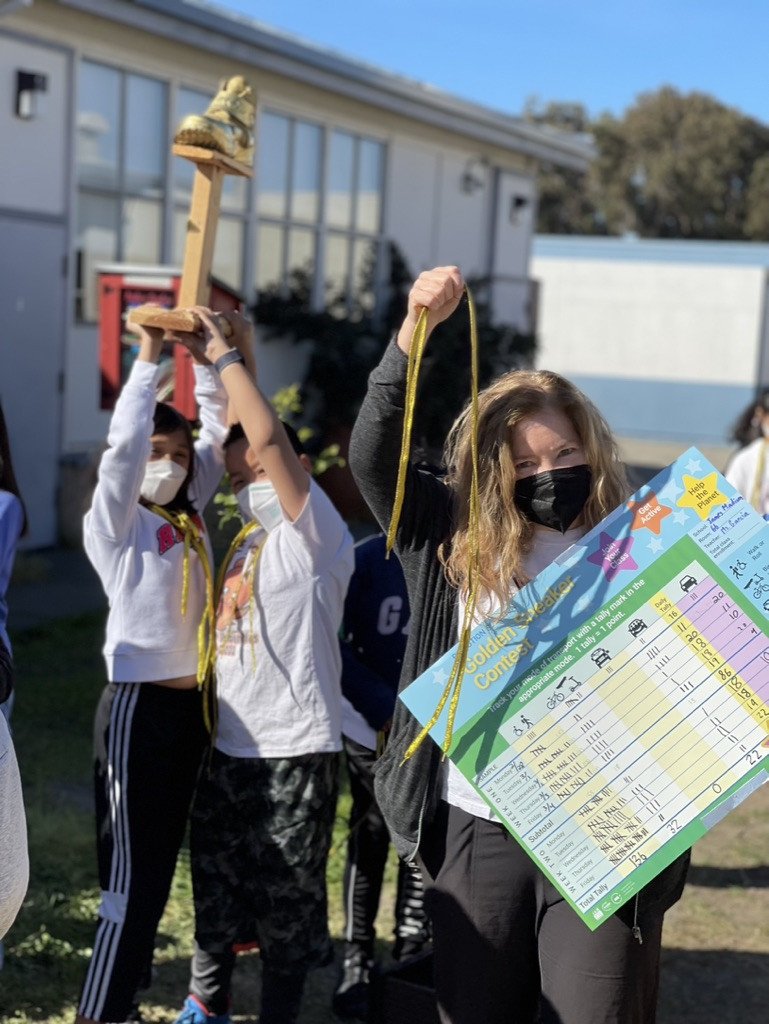 Người hướng dẫn trao đổi cùng các em học sinh về tầm quan trọng của poster giày thể thao trong việc truyền cảm hứng cộng đồng. Thiết kế poster sneaker chất lượng.