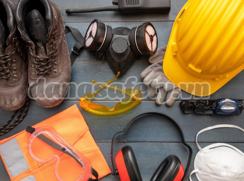 Người lao động đang kiểm tra chất lượng giày bảo hộ lao động tại Đà Nẵng