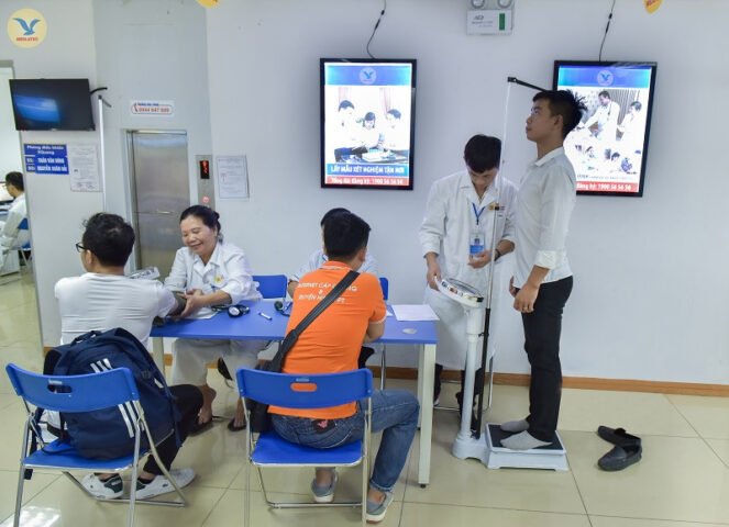 Người lao động làm thủ tục chuẩn bị cho giấy sức khoẻ đi làm