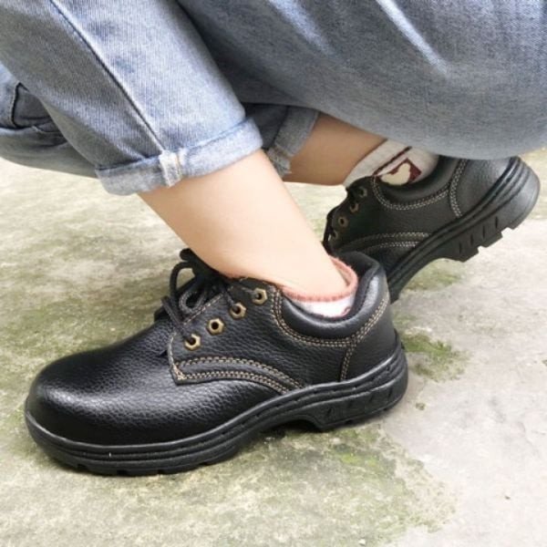Người lao động thử giày bảo hộ lao động XP để chọn size phù hợp