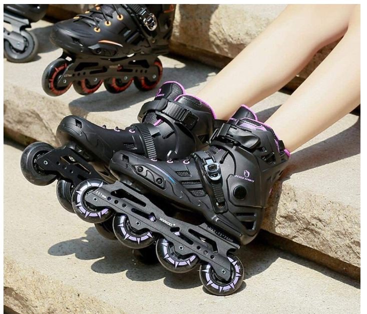 Người lớn thử giày patin tại cửa hàng để đảm bảo chọn đúng size