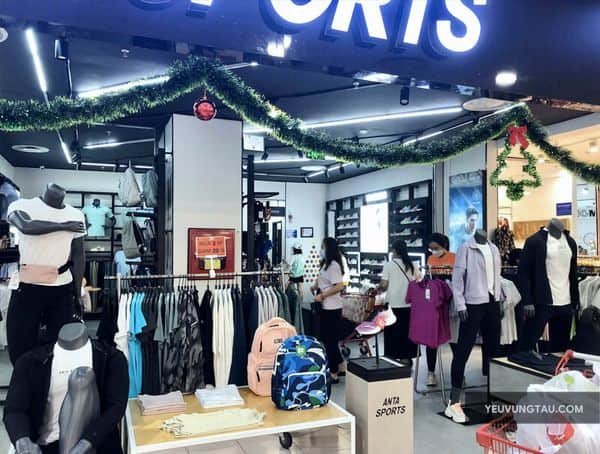 Người mẫu đang đi bộ với đôi giày thể thao thương hiệu Anta