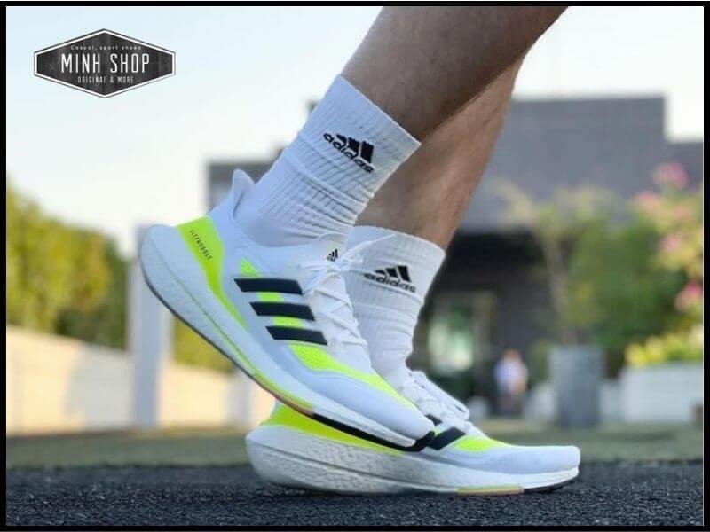 Người mẫu đang mang giày Adidas Ultra Boost màu trắng, thể hiện sự thoải mái với size giày phù hợp