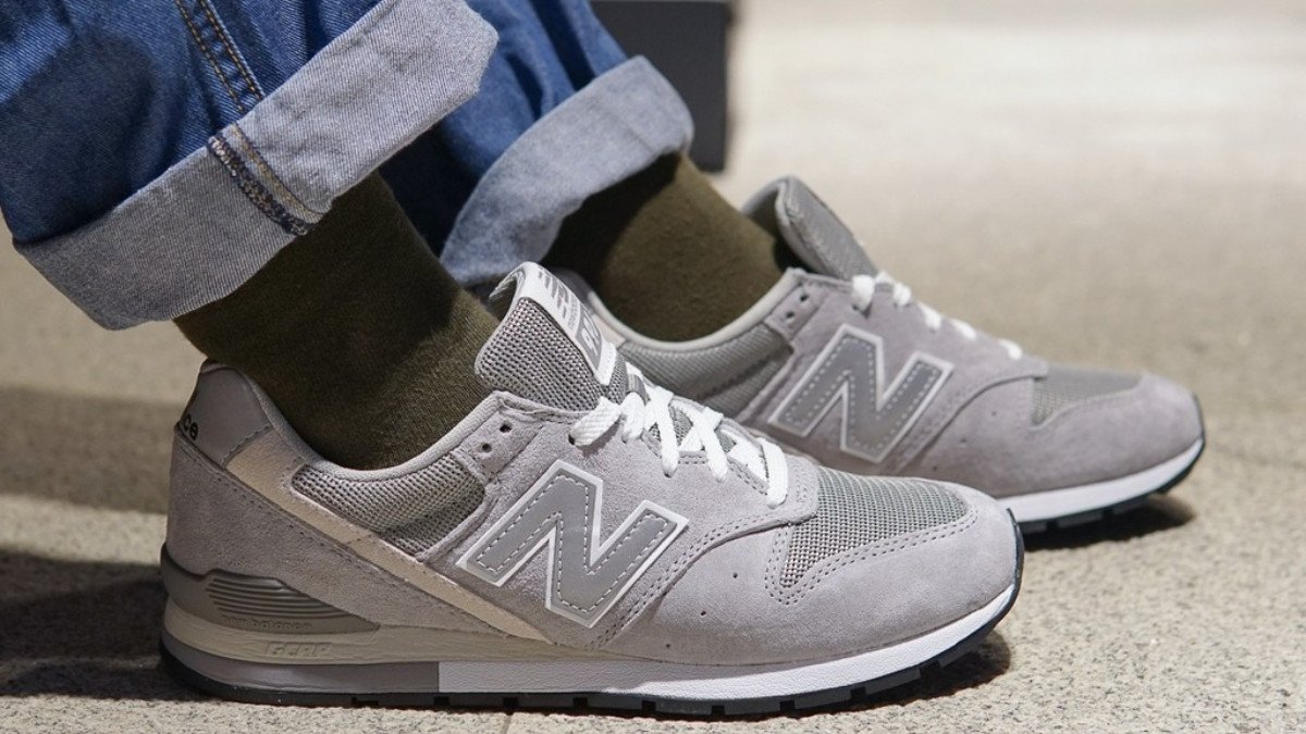 Người mẫu đang mang giày New Balance 996 với phong cách đường phố