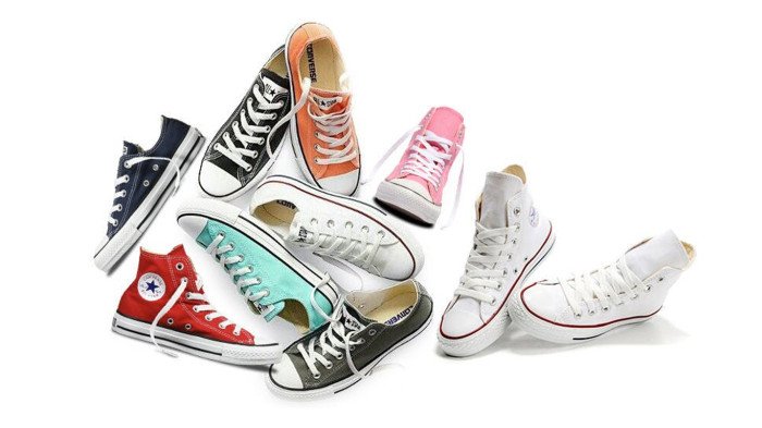 Người mẫu mang đôi giày Converse cổ cao màu trắng phong cách, minh họa cách chọn size giày Converse phù hợp