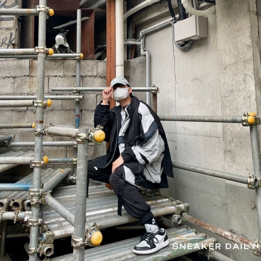 Người mẫu mang giày Air Jordan 1 Low Smoke Grey, một lựa chọn phổ biến cho trang phục thường ngày.