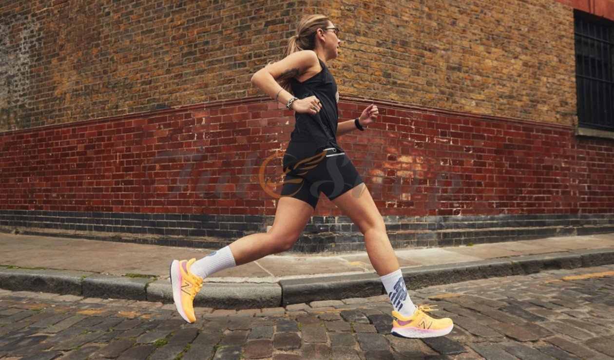 Người mẫu mang giày New Balance trong trang phục casual