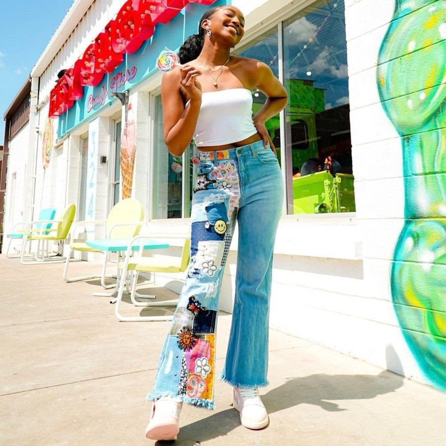 Người mẫu nữ thể hiện cách phối quần ống loe với giày thể thao, cân đối độ dài quần và giày