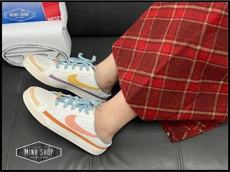 Người mẫu phối giày Nike thể thao với trang phục thời trang dạo phố