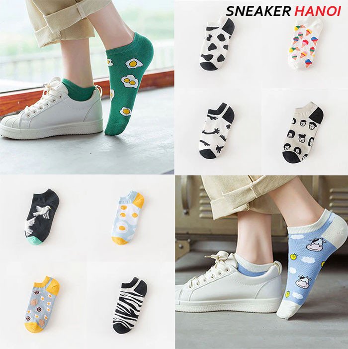 Người mẫu phối tất cổ thấp đi giày sneaker phong cách đường phố
