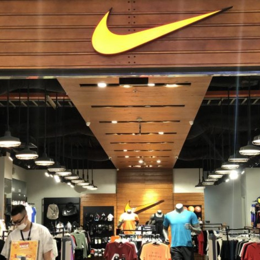 Người mua sắm lựa chọn giầy Nike tại trung tâm thương mại ở Hà Nội