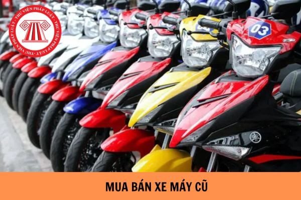 Người mua và người bán đang trao đổi giấy tờ mua bán xe máy