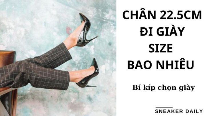 Người phụ nữ đang đo chân để xác định kích thước chân 22.5cm