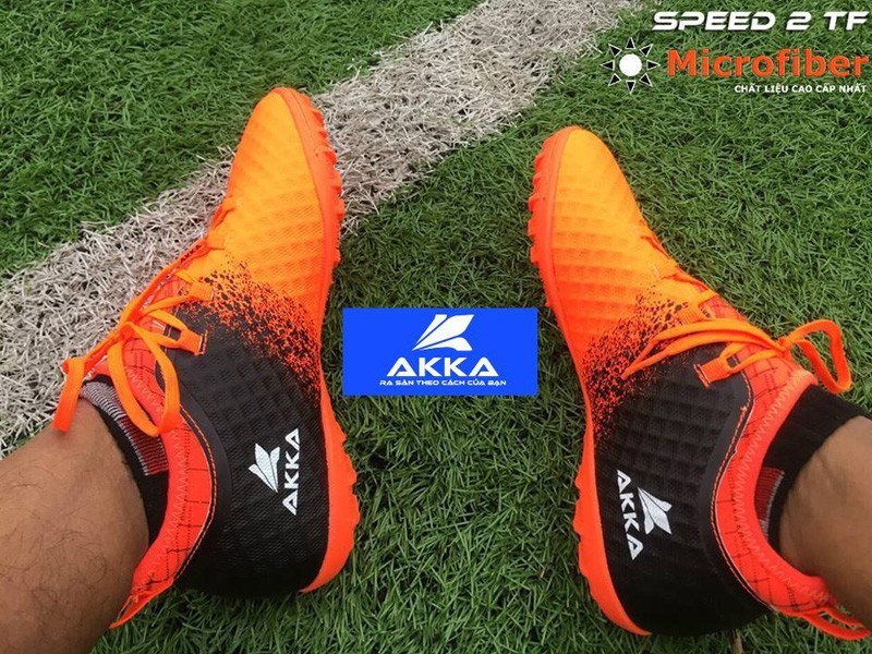 Người phụ nữ đang đo chiều dài bàn chân bằng thước, minh họa cách đo size giày bóng đá tại nhà