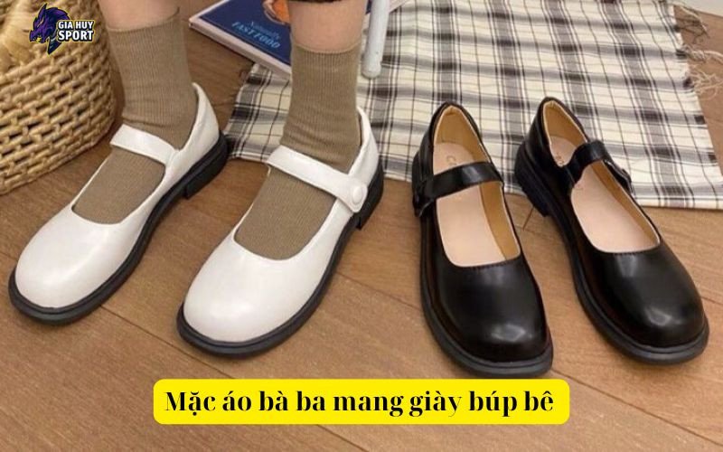 Người phụ nữ mặc áo bà ba màu tím nhạt, đứng trong vườn hoa và đi giày búp bê
