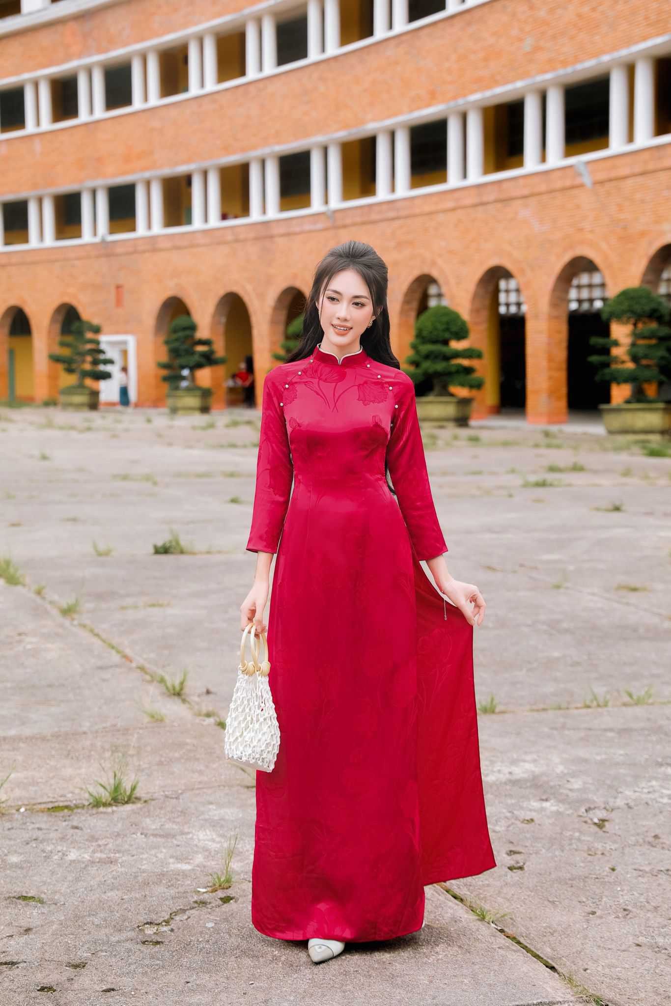 Người phụ nữ mặc áo dài truyền thống xanh phối giày bệt
