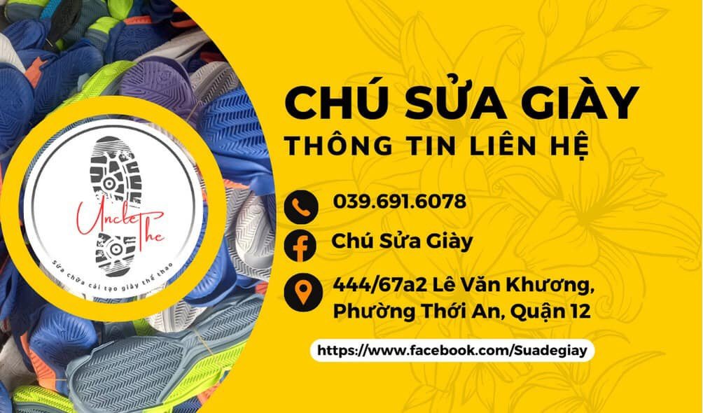 Người thợ sửa giày tận tâm đang kiểm tra đôi giày tại cửa hàng sửa giày dép nhỏ