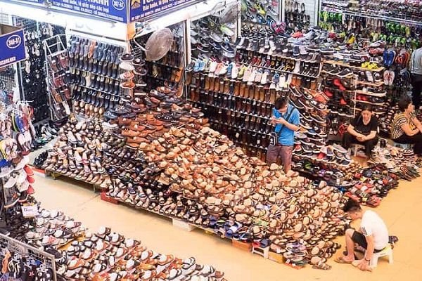 Người tiêu dùng Việt với đa dạng lựa chọn giày dép trên thị trường giày sneaker tại Việt Nam
