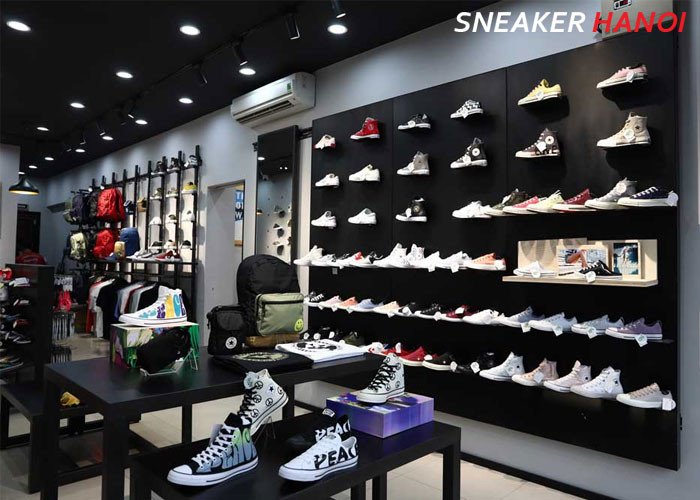 Người trẻ đang thử giày sneaker trong một cửa hàng