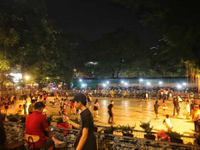 Người trẻ trượt patin tại sân công viên Lê Thị Riêng, địa điểm thuê giày trượt patin TPHCM phổ biến
