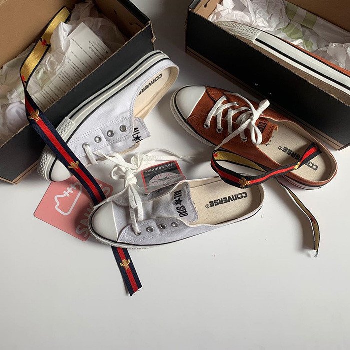 Người trẻ tự tin sải bước với giày sục Converse chính hãng trắng
