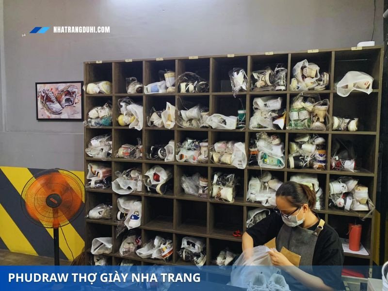 Nhân viên đang vệ sinh giày thể thao tại tiệm giặt giày chuyên nghiệp