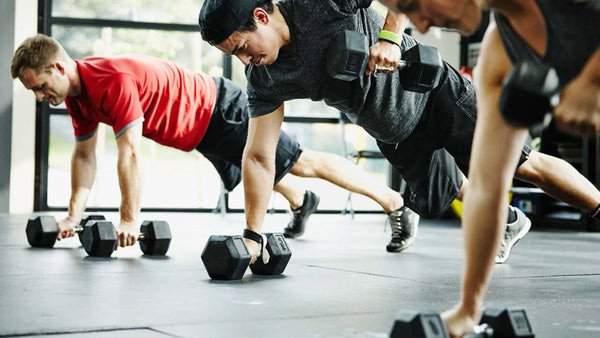 Nhiều loại giày luyện tập thể hình được sắp xếp trên kệ, sẵn sàng cho người dùng