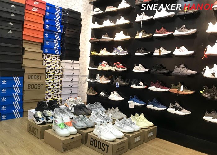 Nhiều mẫu giày sneaker đa dạng màu sắc tại một shop ở Hải Phòng