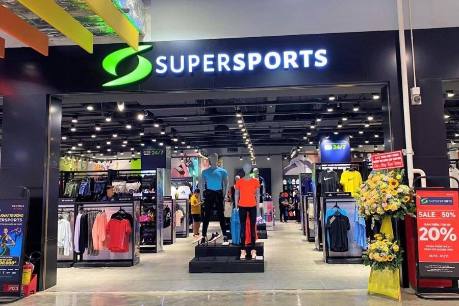 Nhiều mẫu giày sneaker từ các thương hiệu đình đám tại Super Sports Quận 7