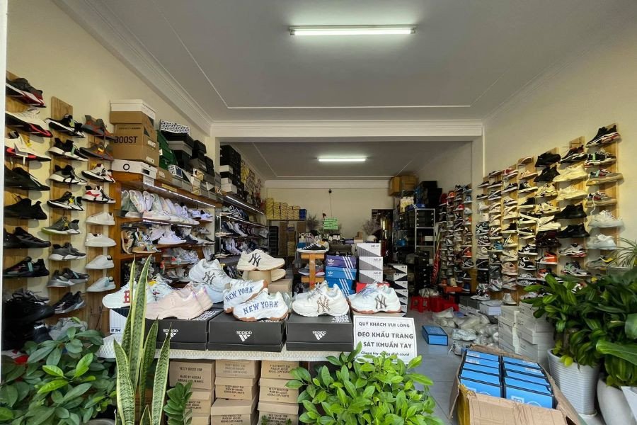 Nhiều mẫu giày thể thao được trưng bày tại shop Đi Là Mê Đà Lạt.