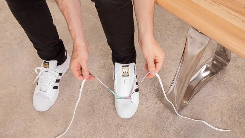 Nhiều nguyên nhân khiến nơ giày thể thao dễ bị tuột