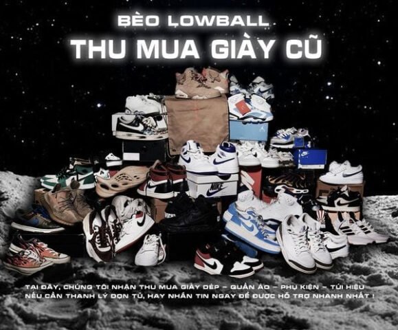 Nhóm người trẻ trao đổi mua bán giày sneaker cũ chính hãng