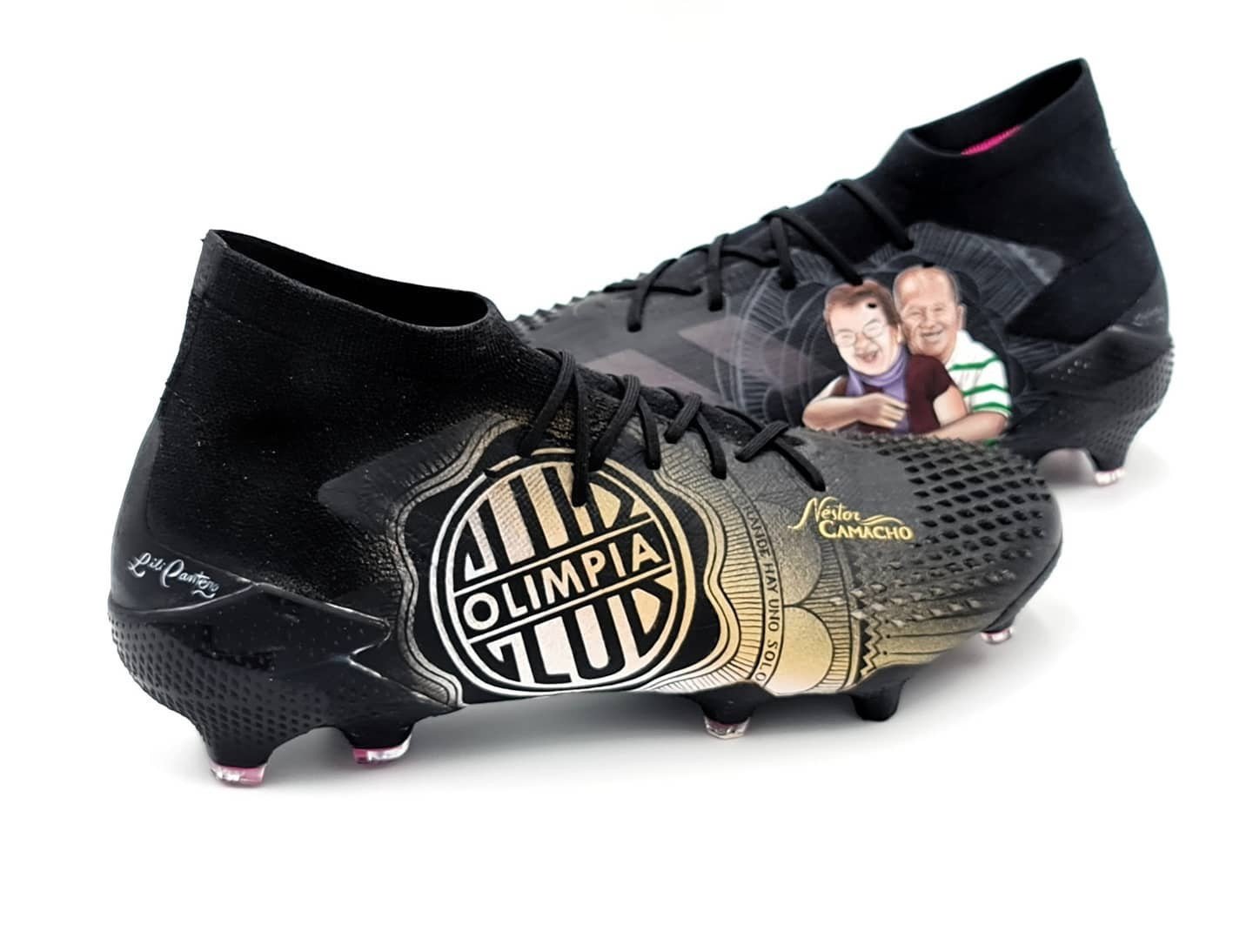 Những đôi giày đá bóng được tùy chỉnh màu sắc và họa tiết