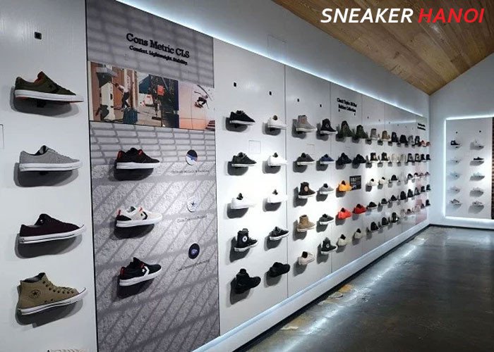 Những đôi giày sneaker chất lượng được trưng bày trong cửa hàng
