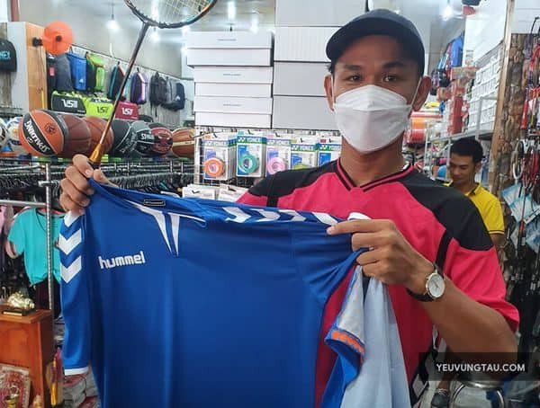 Những đôi giày thể thao đang được bày bán trong một cửa hàng chuyên dụng