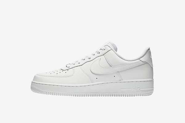 Nike Air Force 1 trắng cổ điển, mang lại sự êm ái và phong cách dễ phối đồ cho mọi tín đồ sneaker