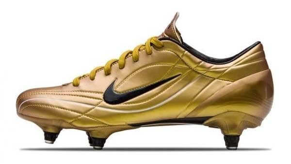 Nike Mercurial Vapor II SL Ronaldo hoàn toàn bằng vàng, một đôi giày bóng đá đáng giá gắn liền với sự nghiệp ban đầu của CR7