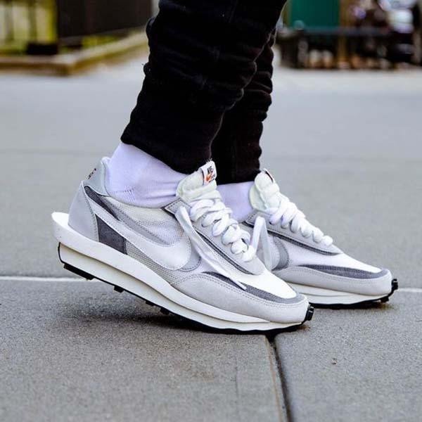 Nike Sacai Waffle nổi bật với thiết kế đế hai lớp độc đáo, mang đến sự êm ái và phong cách