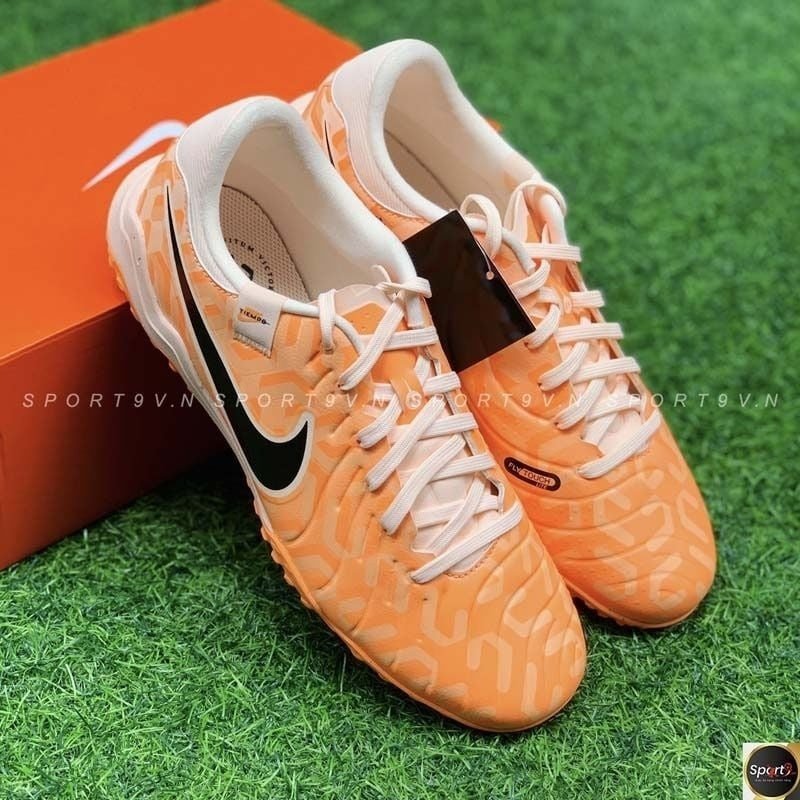 Nike Tiempo Legend 10 Academy TF với công nghệ FlyTouch Lite, mang đến sự nhẹ nhàng và thích ứng cao cho người có size giày cho chân bè.