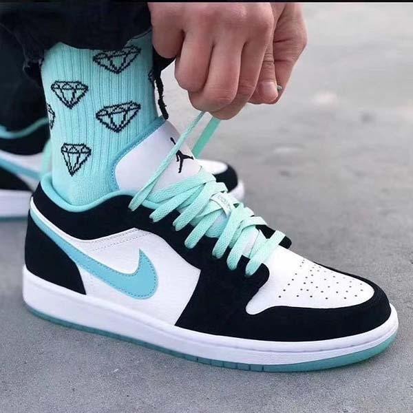 Nổi bật cùng giày Jordan xanh ngọc và tất cổ cao đồng màu