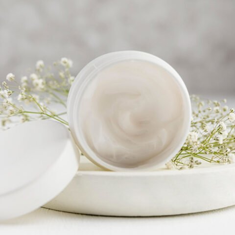 Nới lỏng giày chật bằng kem dưỡng ẩm cho đôi giày thể thao