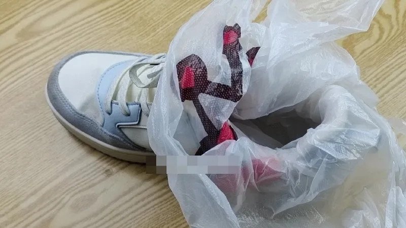 Nới rộng giày New Balance cho trẻ em bằng phương pháp làm đông nước
