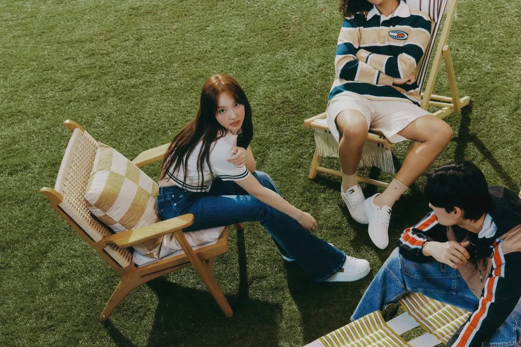 Nữ ca sĩ Nayeon (TWICE) kết hợp trang phục với đôi giày Tommy Hilfiger thời thượng