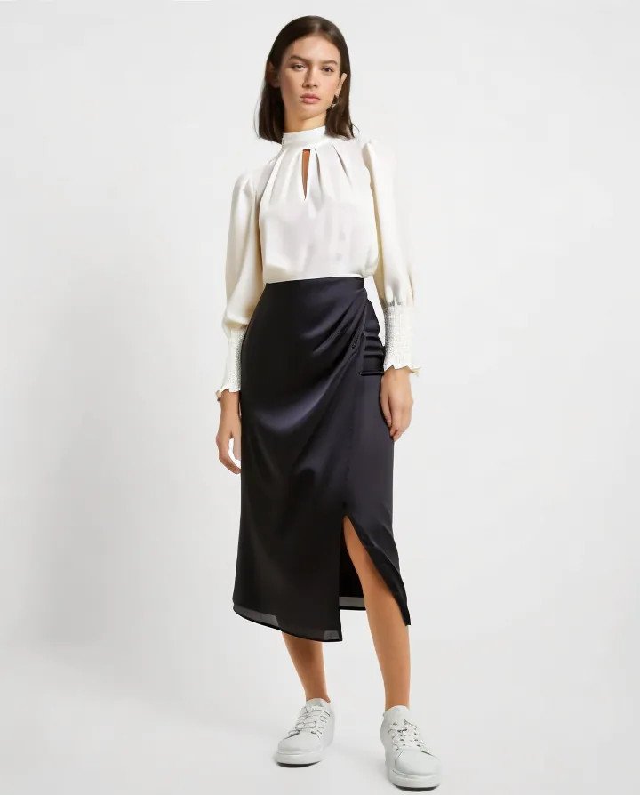 Nữ công sở thanh lịch với chân váy, áo sơ mi và giày sneaker