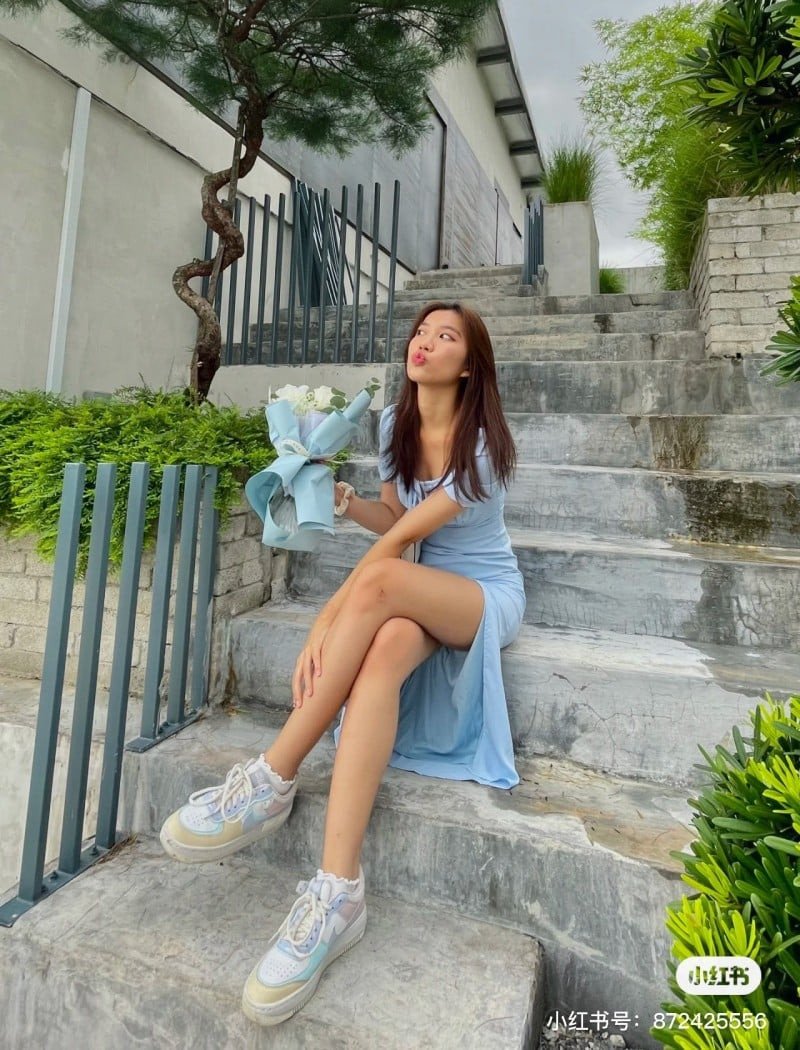 Nữ du khách mặc váy maxi họa tiết đi biển cùng giày thể thao