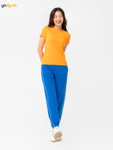 Nữ giới diện giày thể thao Yody phối cùng quần vải ống rộng tạo sự thoải mái